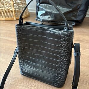 Chic Black Crocodile-Embossed Crossbody Bag